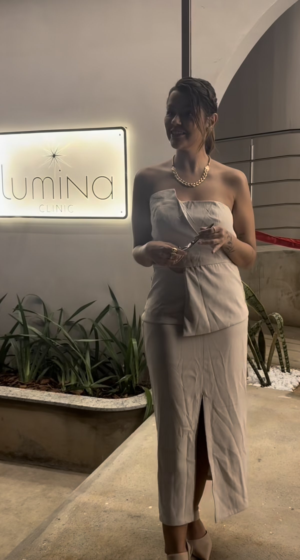 Ambiente da Lumina Clinic — recepção com letreiro iluminado e paisagismo